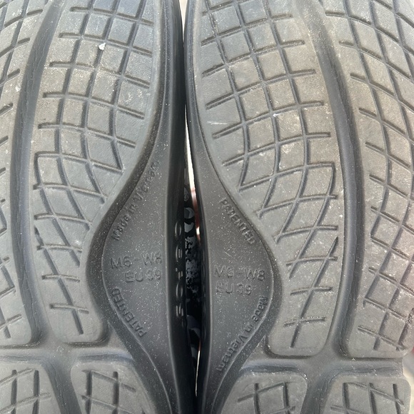 OOFOS Monochrome Patterned Clogs - Picture 4 of 4